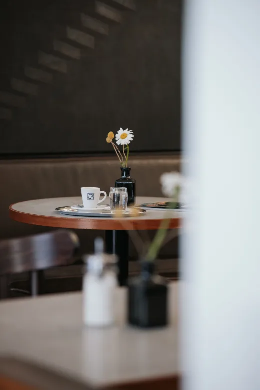 Espresso im Café-Lex-Häferl auf dem Marmortisch