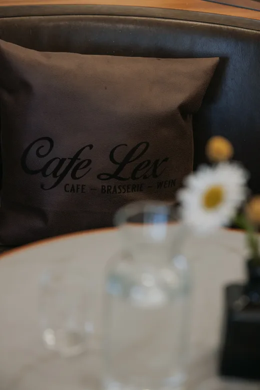 Café-Lex-Kissen mit Schriftzug Café · Brasserie · Wein