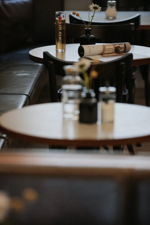 Sauber gedeckter Tisch mit Wasserglas und Margerite