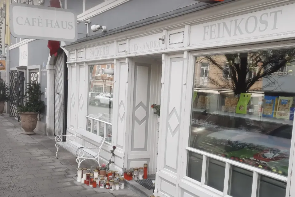 Historische Fassade des Café Lex am Hauptplatz Stainz mit der Aufschrift Café Haus und Feinkost